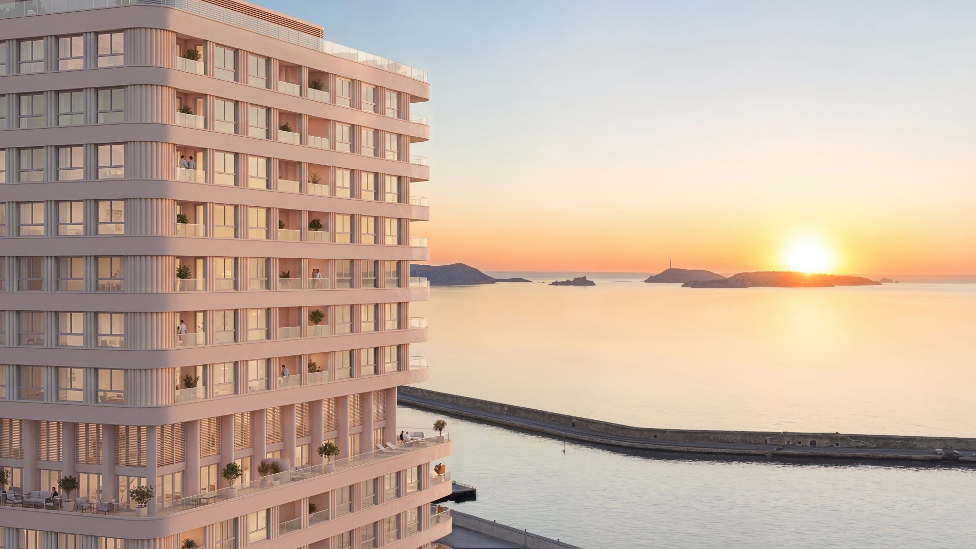 Façade de la tour M99 au coucher du soleil face aux îles du Frioul